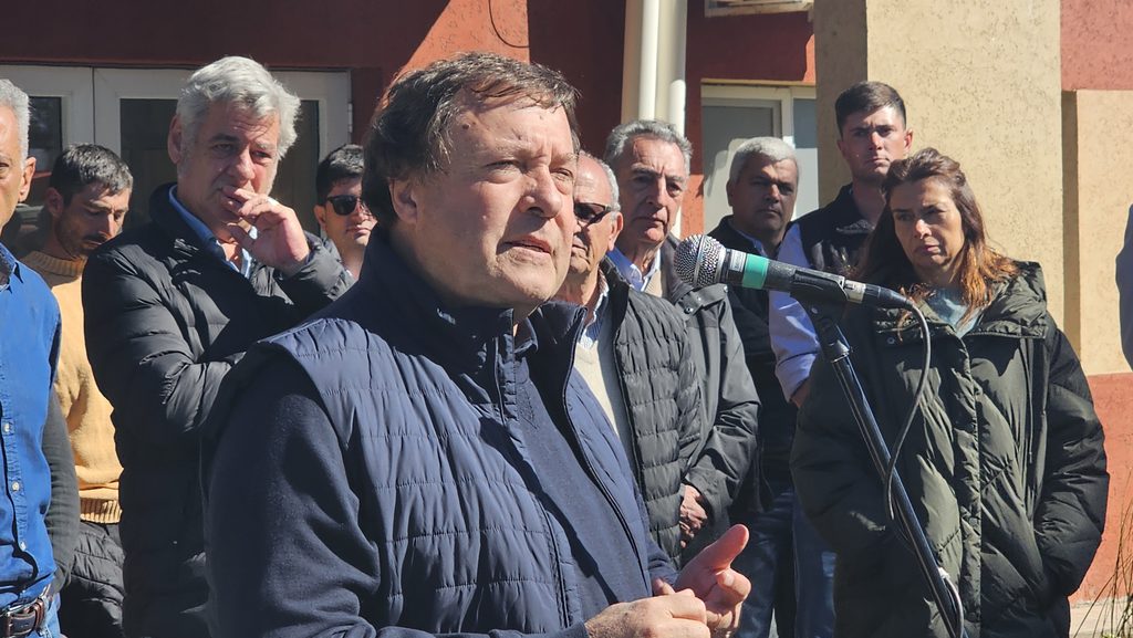 Gobernador Alberto Weretilneck anunciando obras de riego en General Conesa